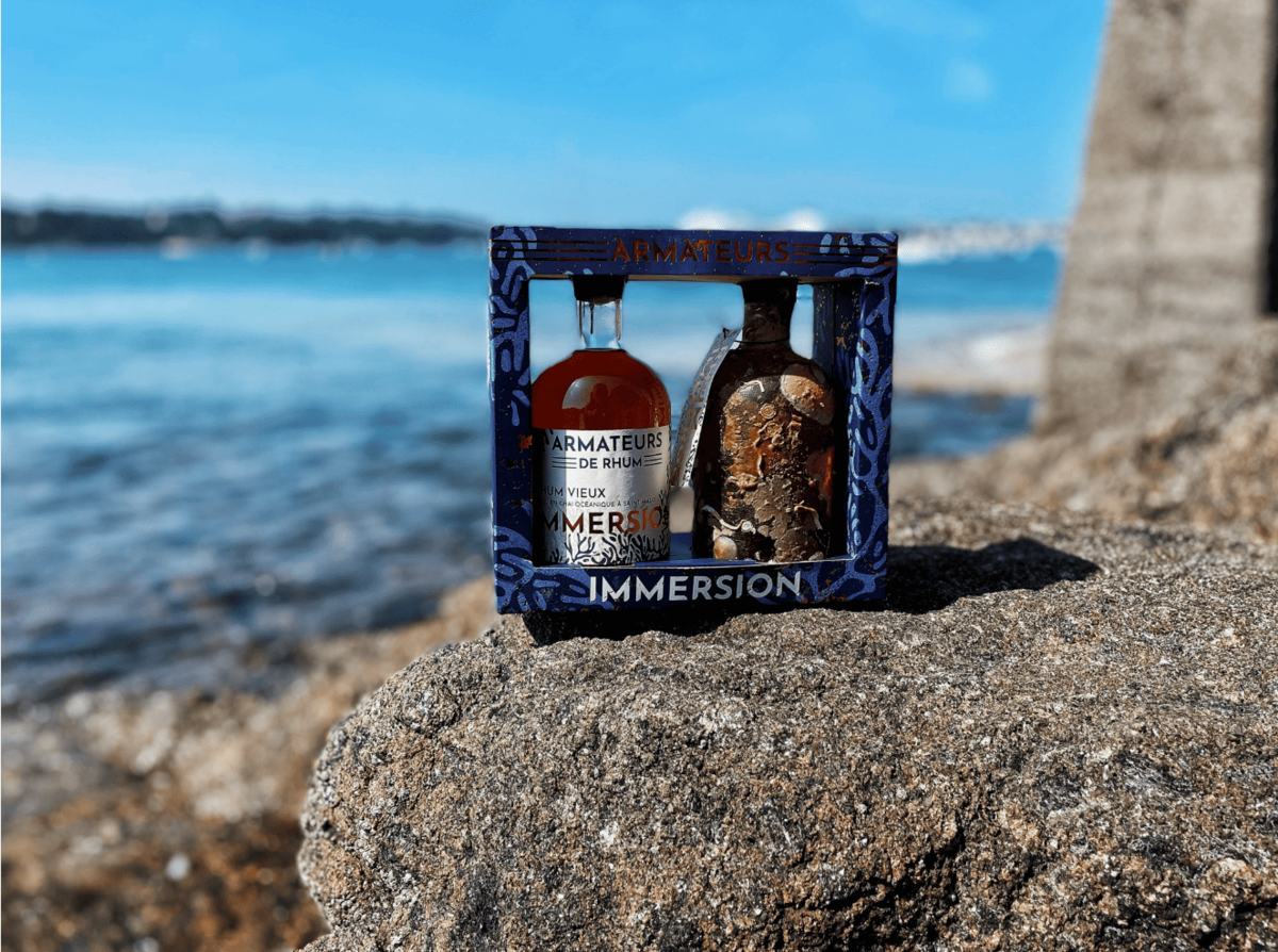Coffret Rhum Armateurs Immersion sur rocher près de la mer – édition spéciale bretonne.