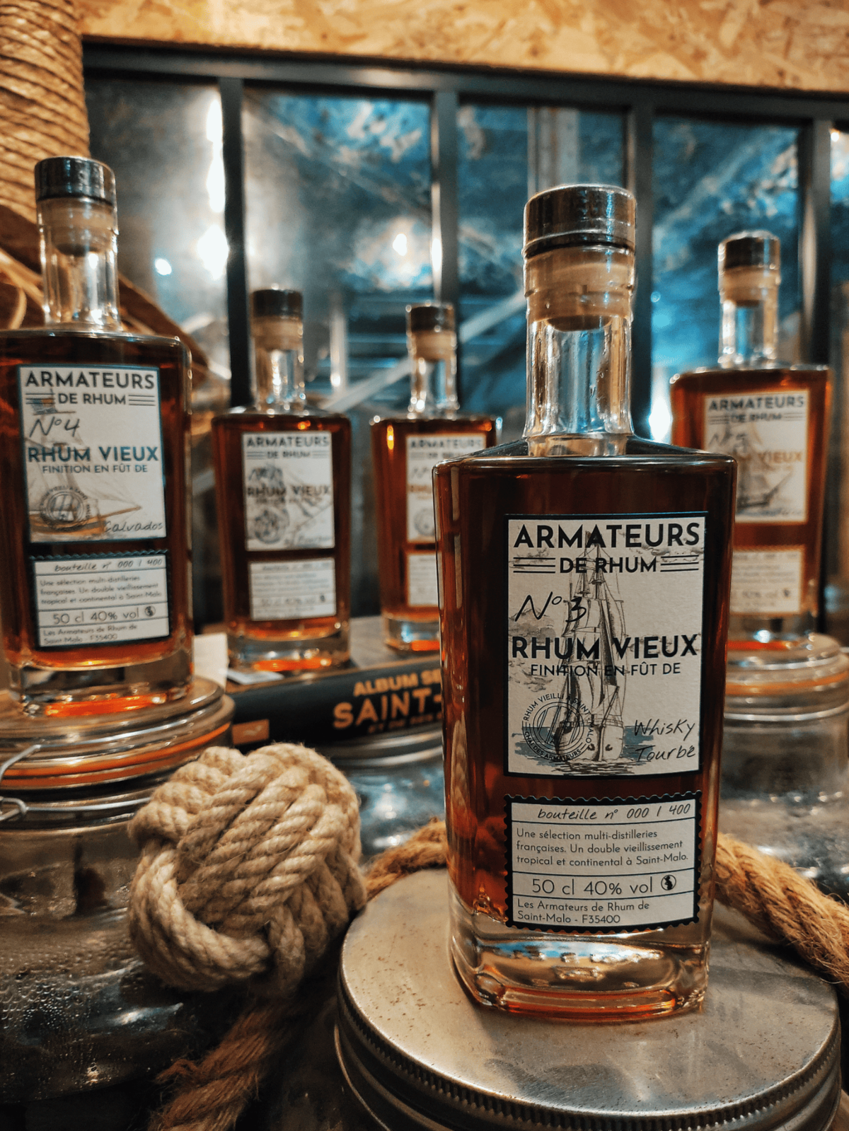 Rhum Vieux Armateurs exposé en cave – production artisanale bretonne.