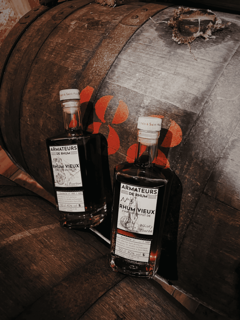 Duo de rhums Armateurs posés sur fût en chêne – rhum breton vieilli à Saint-Malo.