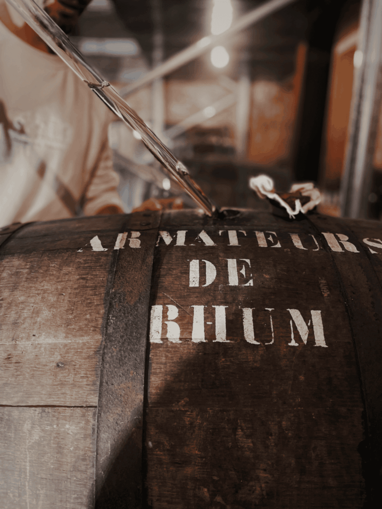Fût de chêne marqué Armateurs de Rhum – distillerie bretonne traditionnelle.