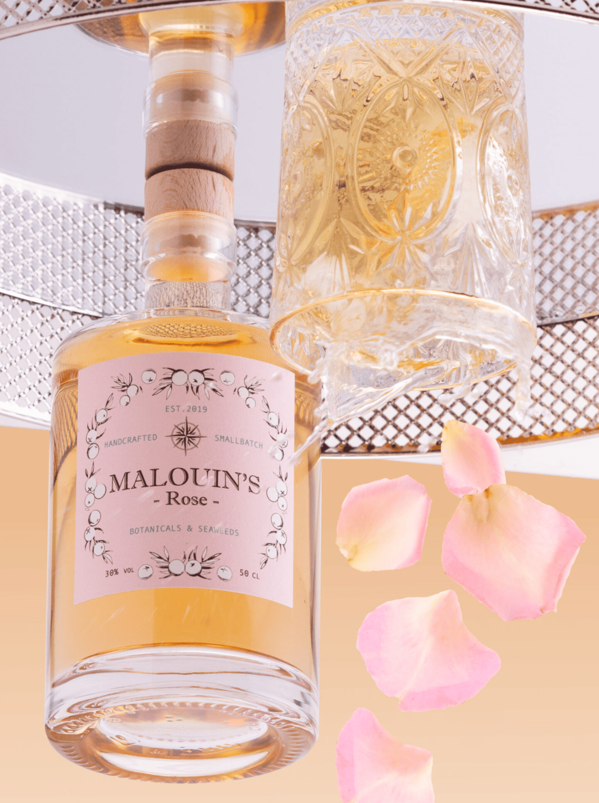 Bouteilles Malouin’s Gin Breton Rosé et pétales de rose – distillerie artisanale bretonne.