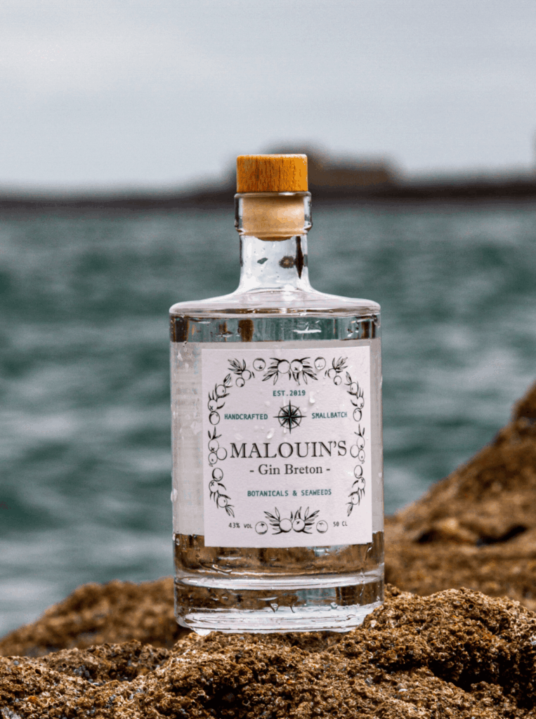 Bouteilles Malouin’s Gin Breton sur fond marin – distillerie artisanale bretonne.